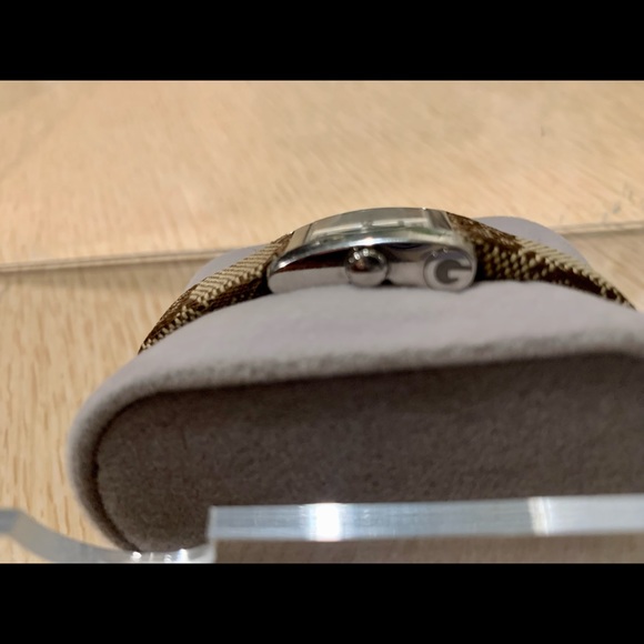 GUCCI WATCH CANVAS GUCCI LOGO WITH BROWN LEATHER will need a new battery - Picture 2 of 6